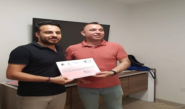 Başarısıyla Göğüs Kabartan Öğretmen