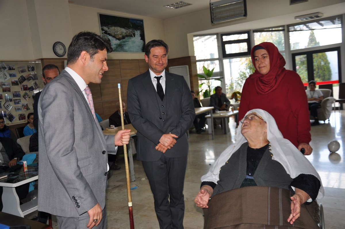 Gönül elçileri huzurevi sakinleriyle kucaklaştı