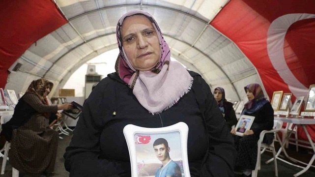 Evlat Hasretiyle Yanan Yürekler Çocuklarının Yolunu Bekliyor