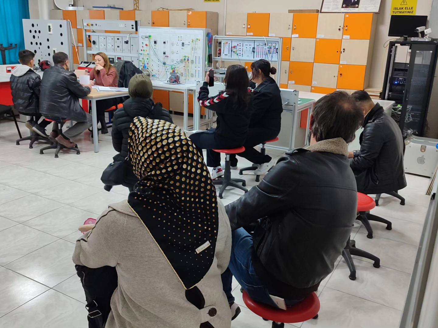 Veliler teknik koleji yerinde gezme imkanını yakaladılar teknolojilere tam not verdiler