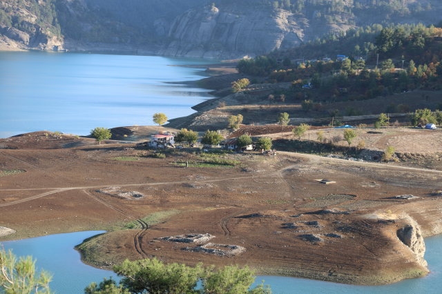 EV, MEZARLIK VE ÇEŞME KALINTILARI VAR