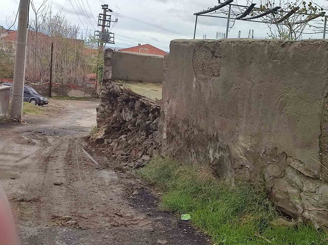 Fırtına Ağaçları Köklerinden Söktü