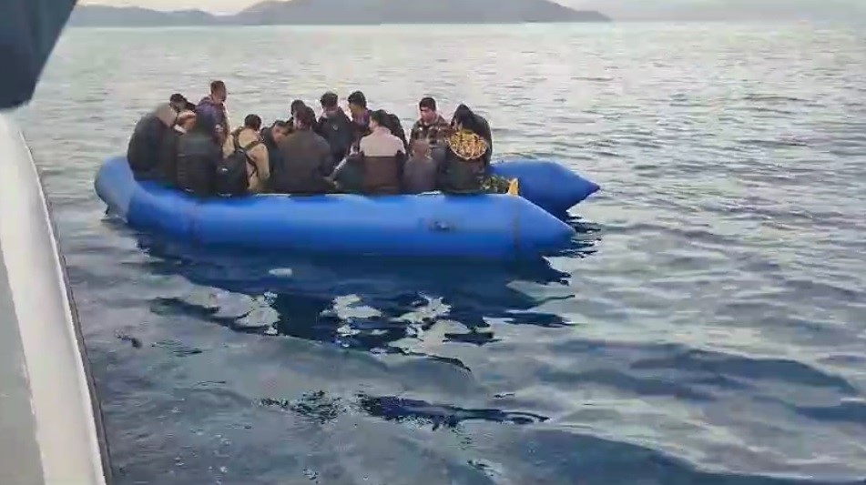 Geri itilen düzensiz göçmenleri Türk Sahil Güvenlik ekipleri kurtardı
