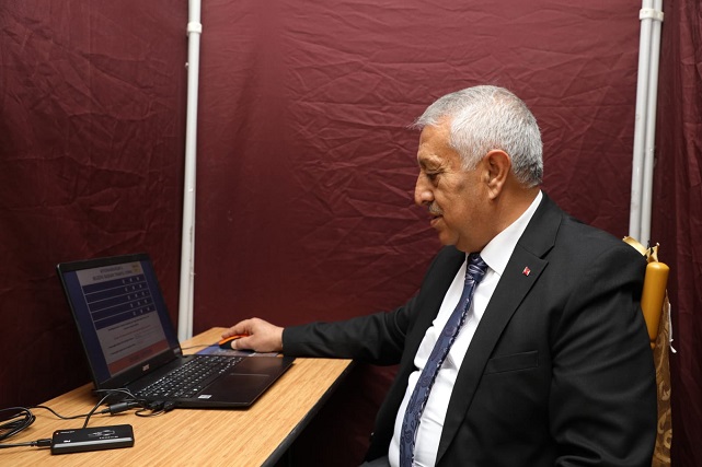 Başkan Zeybek Oyunu Kullandı