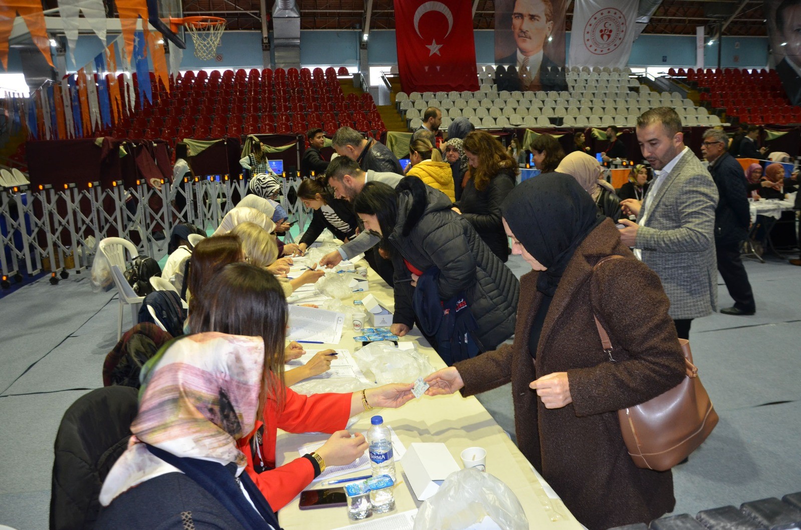 AK Parti'de 3 bin delege 63 aday için oy kullandı