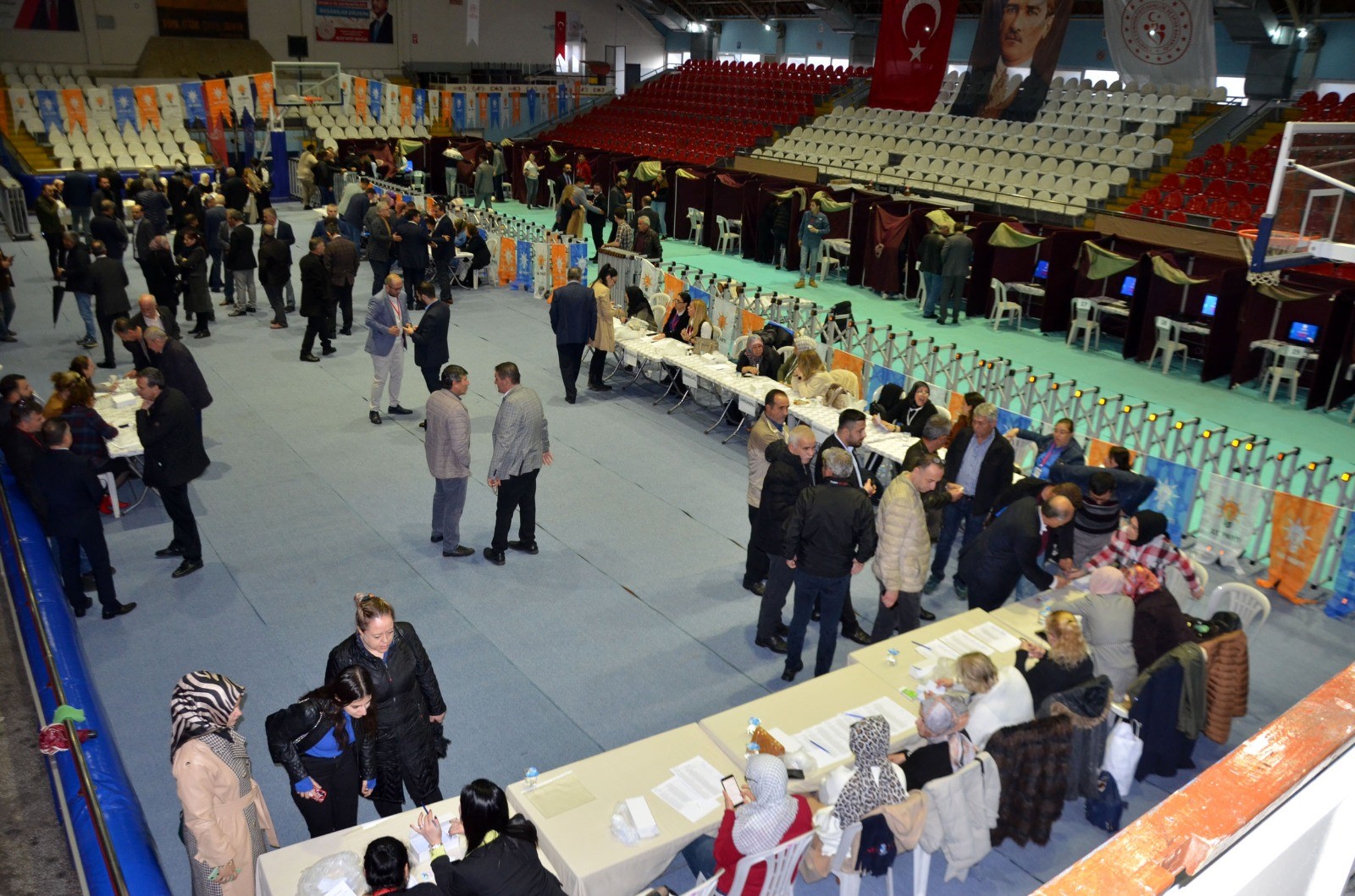 AK Parti'de 3 bin delege 63 aday için oy kullandı