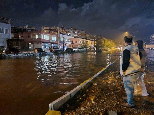 Sağanak Yağmura Teslim Oldular. Evleri Su Bastı