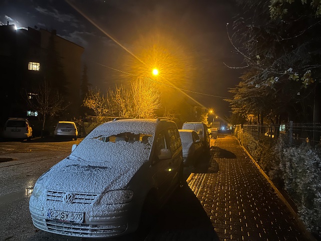 Afyon'dan Sonra Eskişehir'e de Kar Yağdı