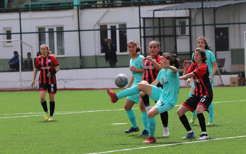 Kızlar sezona puan kaybıyla başladı