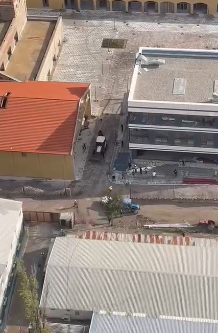 KIZGIN KEPÇE OPERATÖRÜ İŞÇİLERİ İŞ MAKİNESİYLE KOVALADI