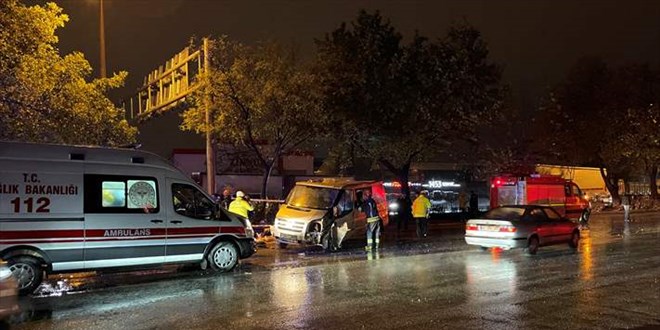 Feci Kaza: Minibüs Ağaca Çarptı