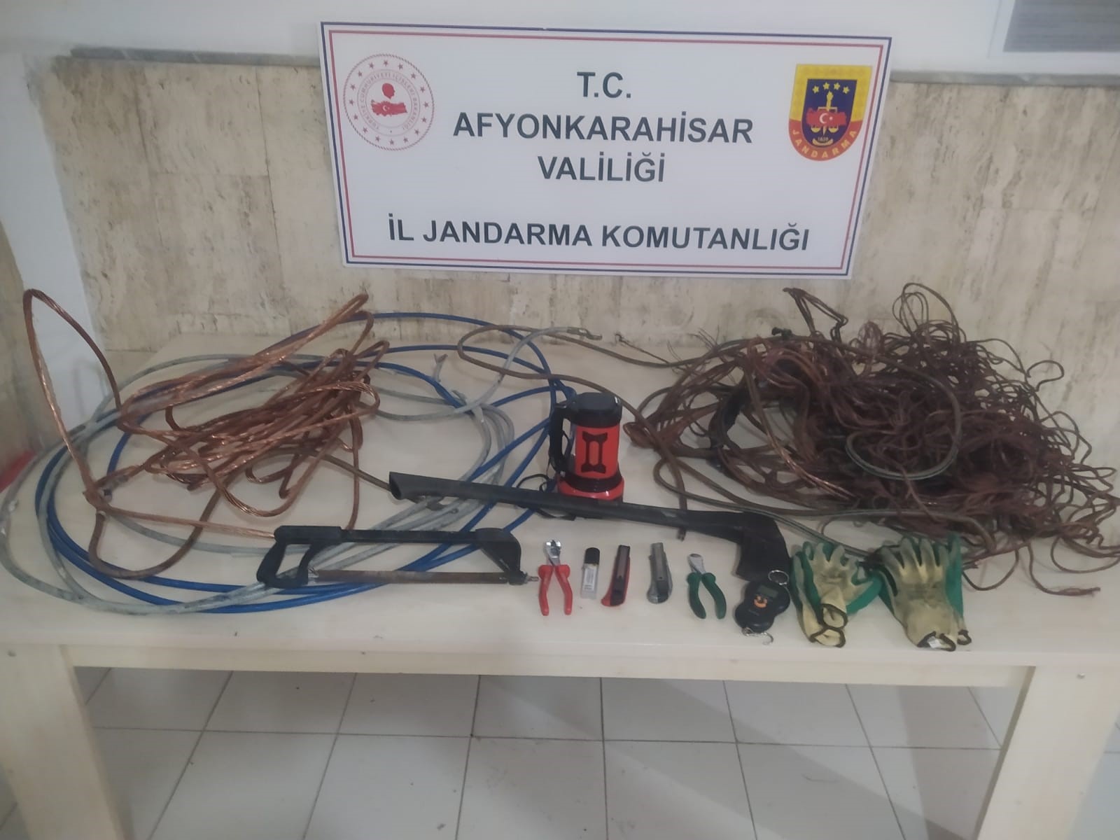 Çiftçilerin Kabusu Olan Kablo Hırsızlarını Jandarma Yakaladı