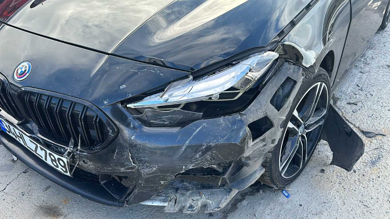 Otomobile 17 el ateş ettiler