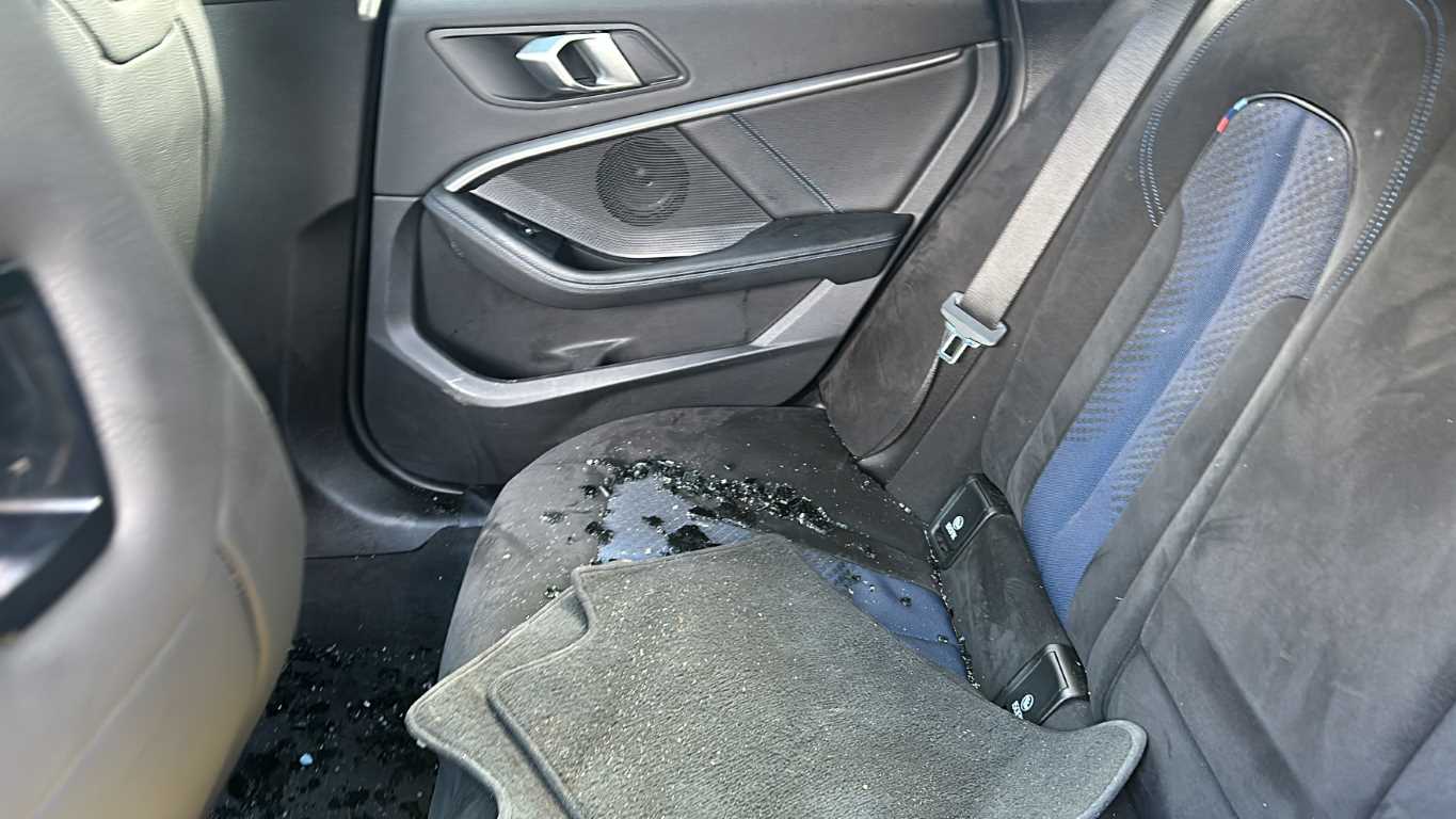 Otomobile 17 el ateş ettiler