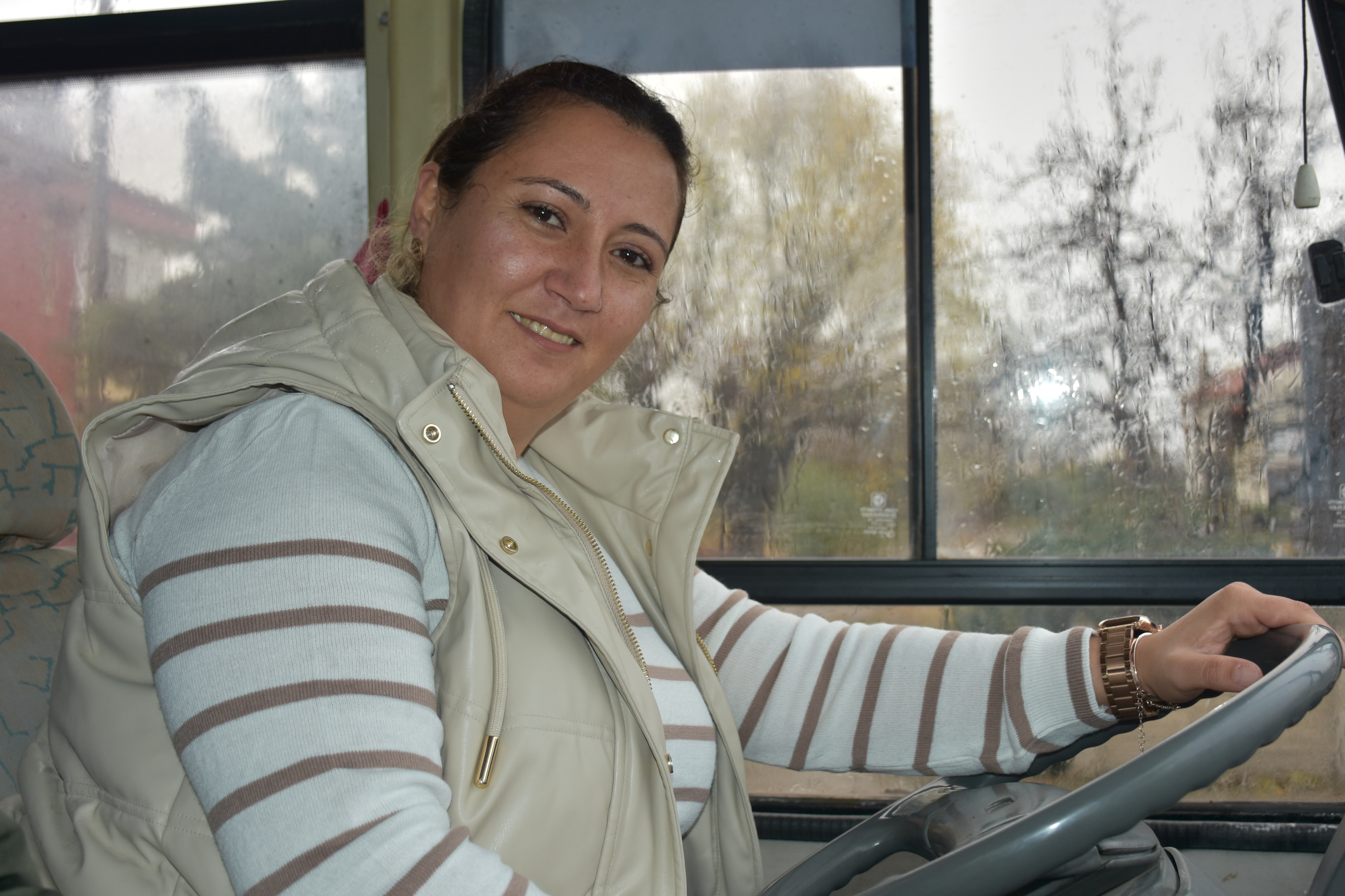 "Şoför Nebahat" Erkeklere Otobüs Kullanmayı Öğretiyor
