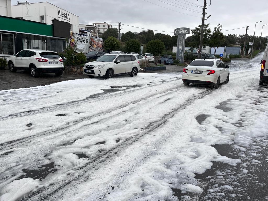 YOL ANİDEN KÖPÜRDÜ