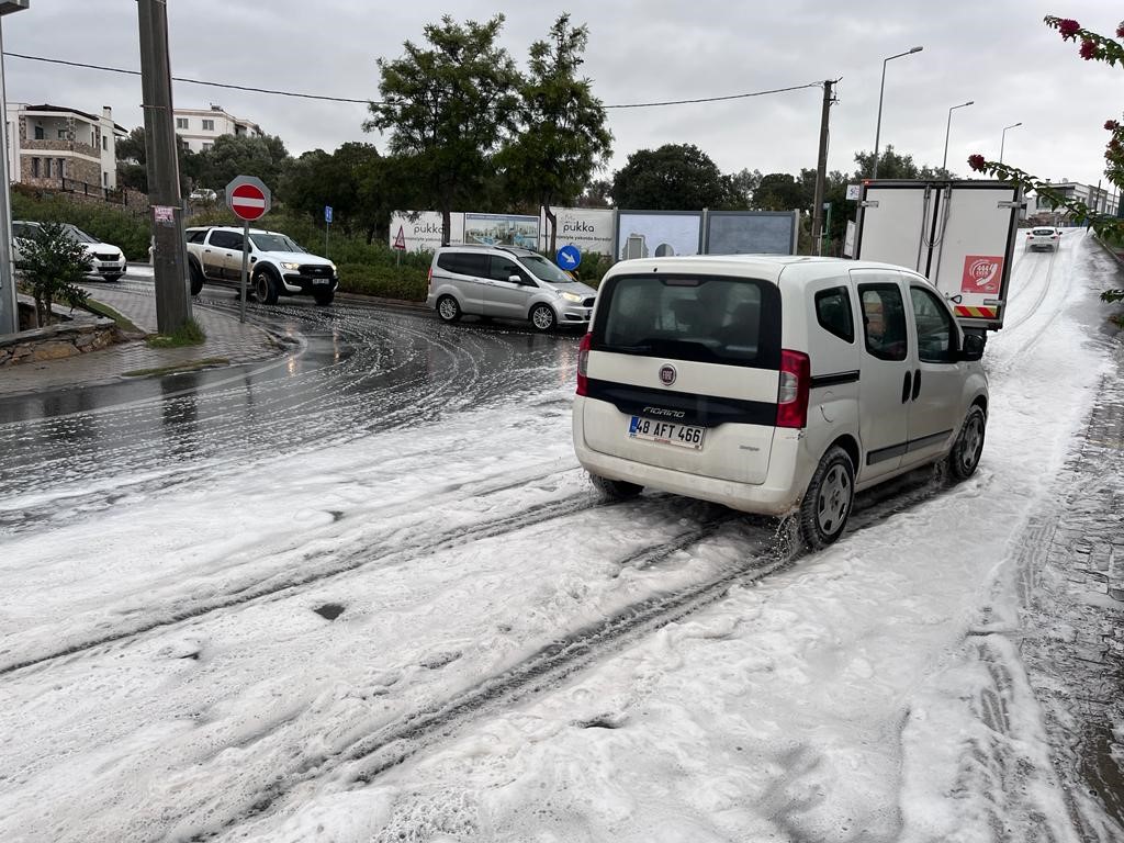 YOL ANİDEN KÖPÜRDÜ