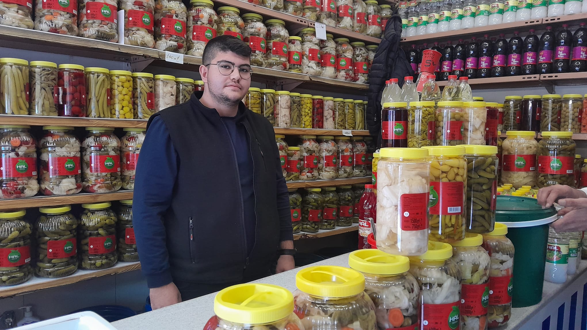 83 YILDIR SOFRALARDAKİ YERİNİ KORURKEN HEDİYE GÖREVİDE GÖRÜYOR