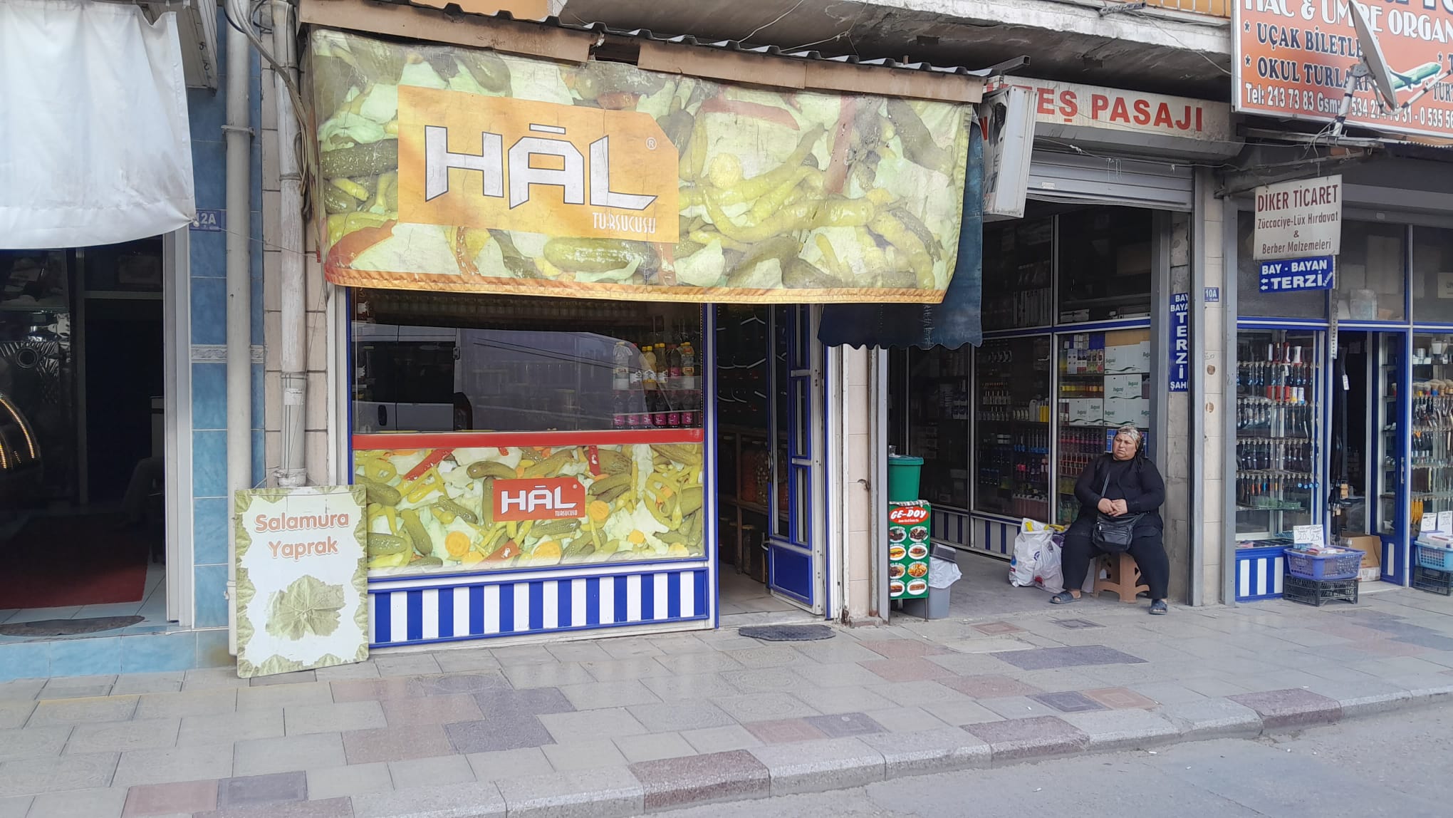 83 YILDIR SOFRALARDAKİ YERİNİ KORURKEN HEDİYE GÖREVİDE GÖRÜYOR