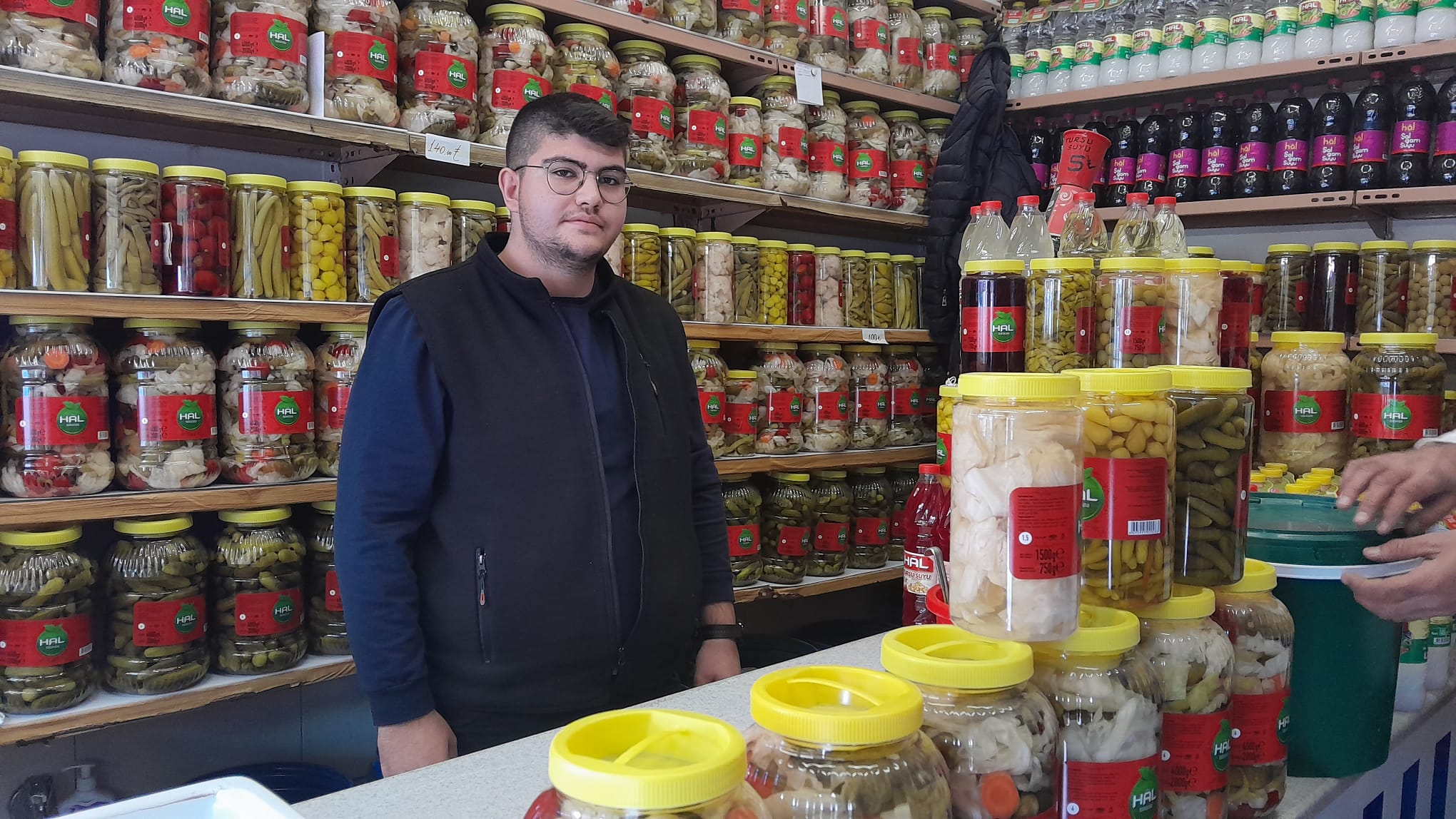 83 YILDIR SOFRALARDAKİ YERİNİ KORURKEN HEDİYE GÖREVİDE GÖRÜYOR