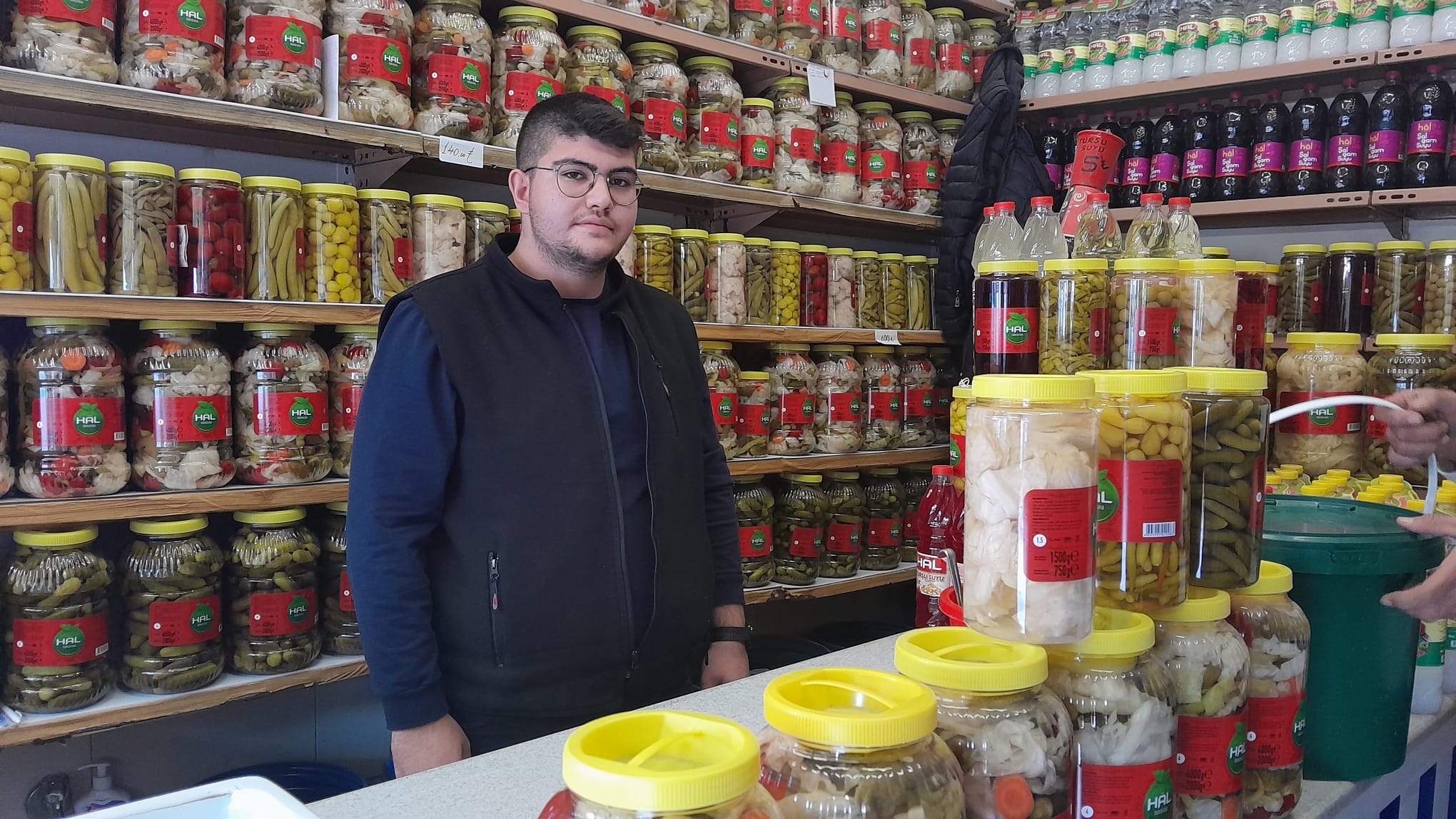 83 YILDIR SOFRALARDAKİ YERİNİ KORURKEN HEDİYE GÖREVİDE GÖRÜYOR