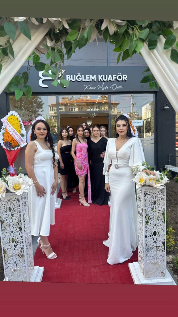 AFYON'DAKİ BU KADIN KUAFÖRÜNDE ERKEK TRAŞI YAPILIYOR