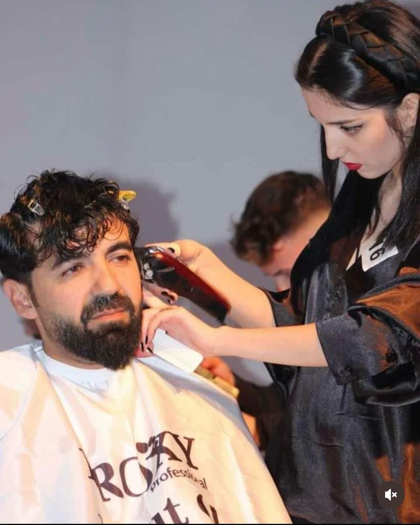 AFYON'DAKİ BU KADIN KUAFÖRÜNDE ERKEK TRAŞI YAPILIYOR