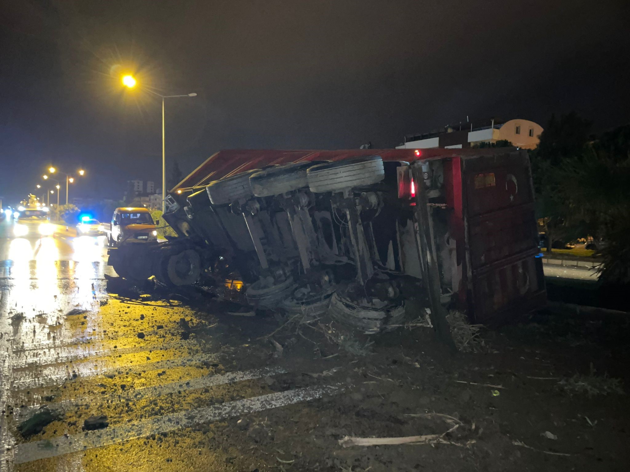 TIR KARŞI ŞERİDE GEÇİP DEVRİLDİ:
