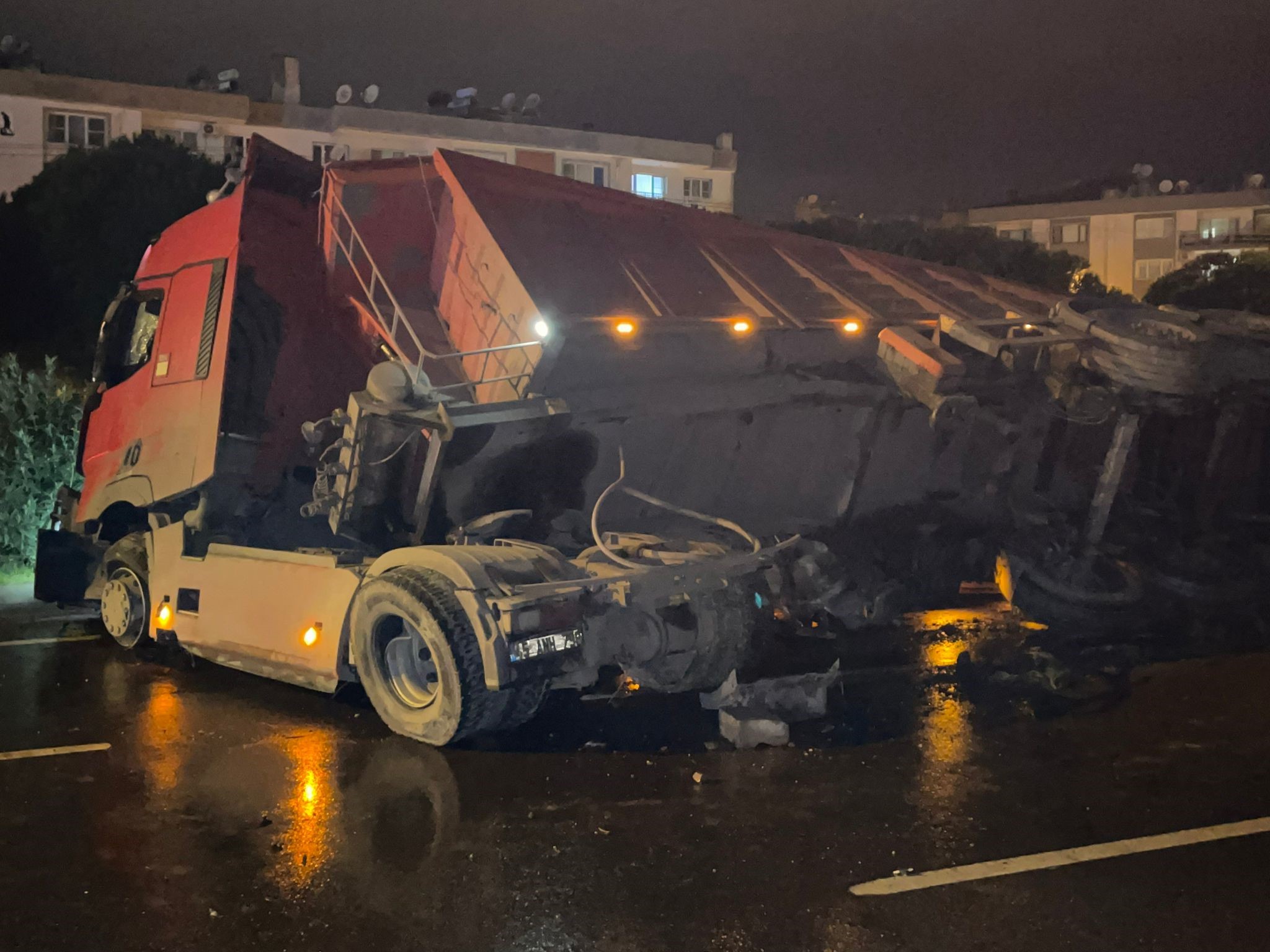 TIR KARŞI ŞERİDE GEÇİP DEVRİLDİ: