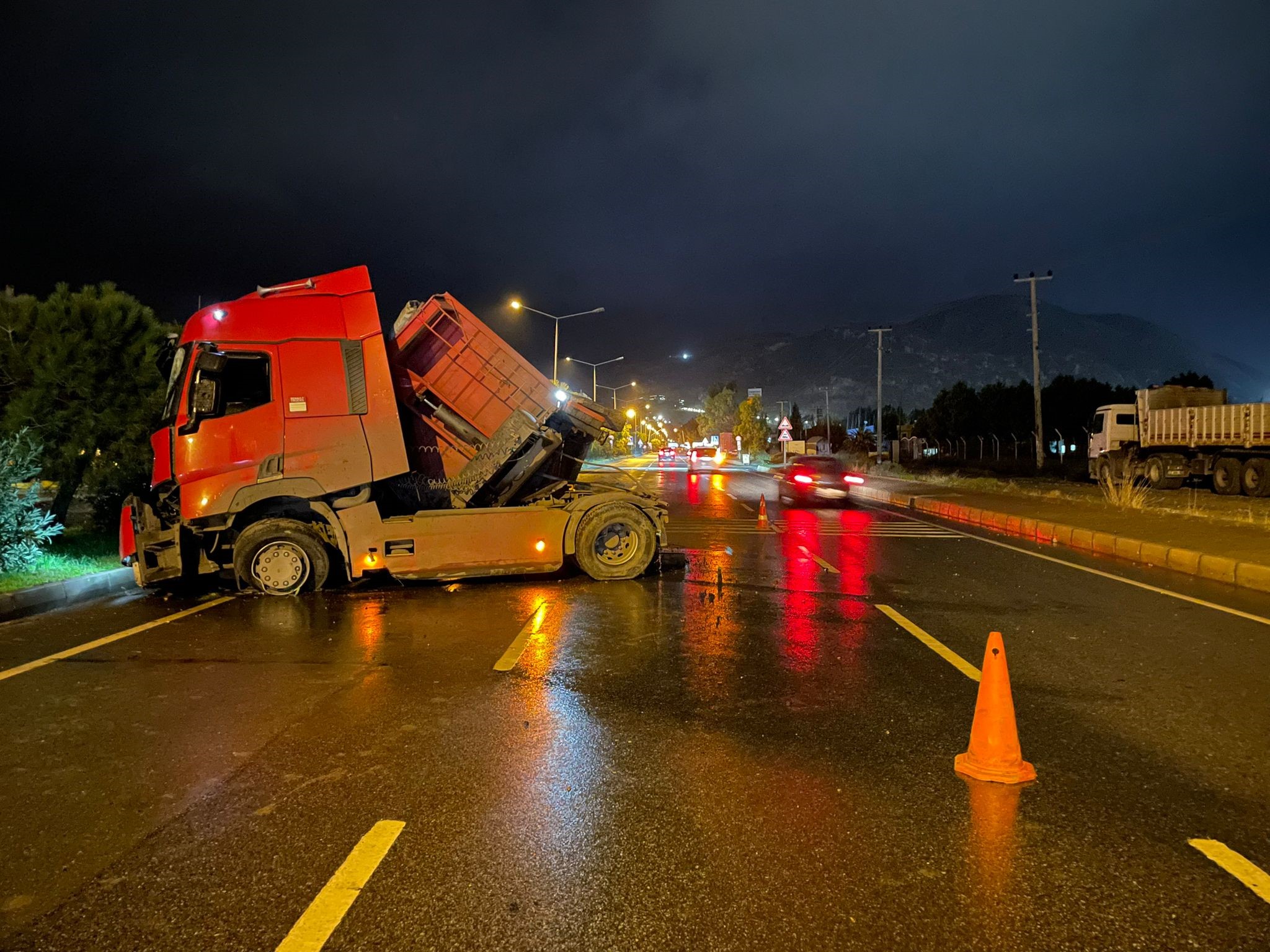 TIR KARŞI ŞERİDE GEÇİP DEVRİLDİ: