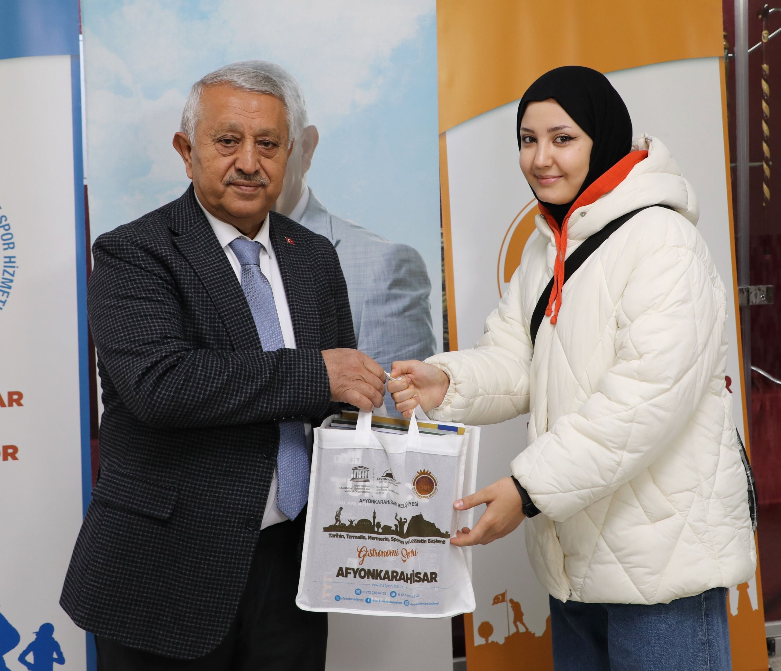 Başkan Zeybek'den öğrencilere kaynak kitap desteği
