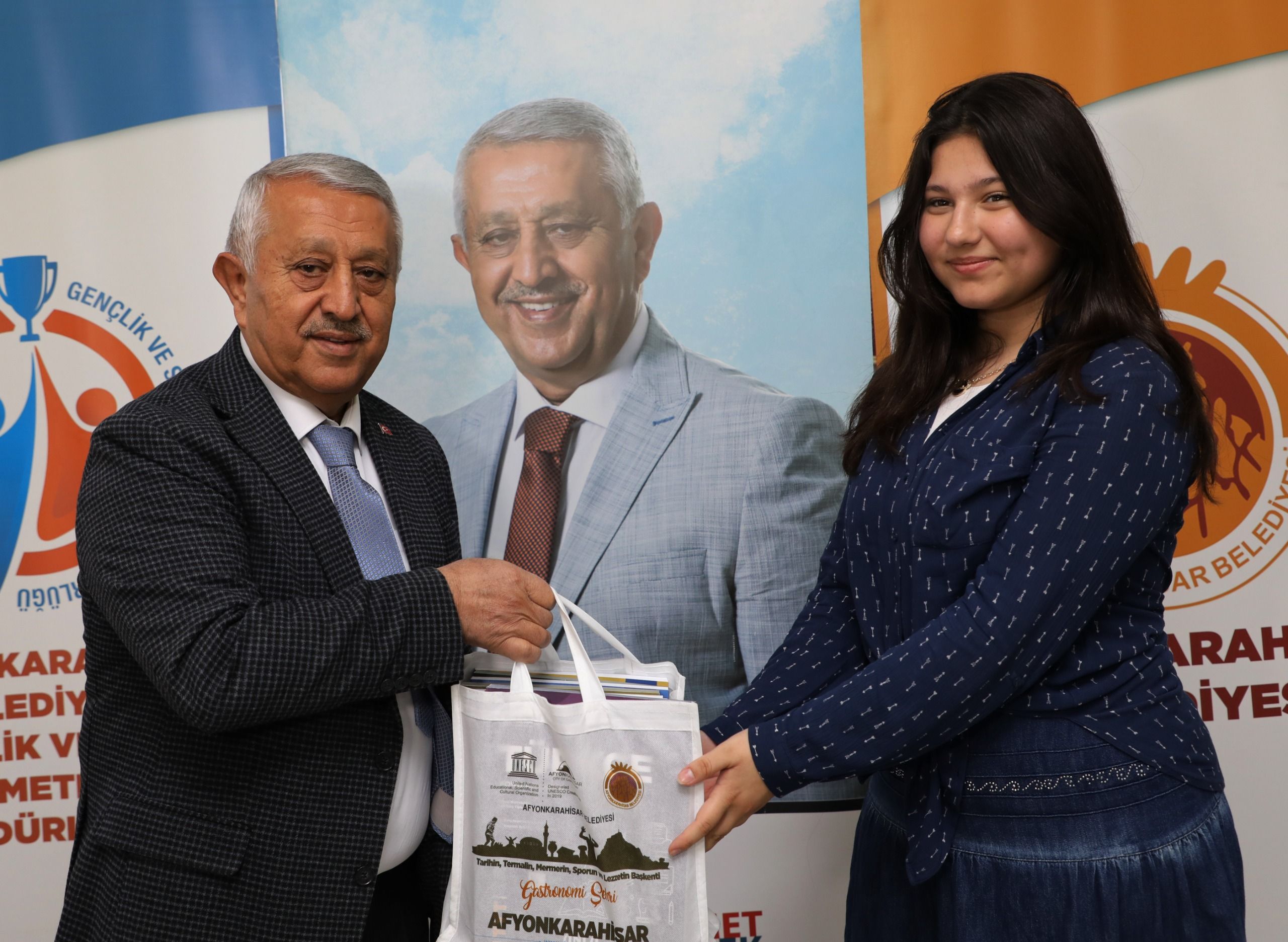 Başkan Zeybek'den öğrencilere kaynak kitap desteği