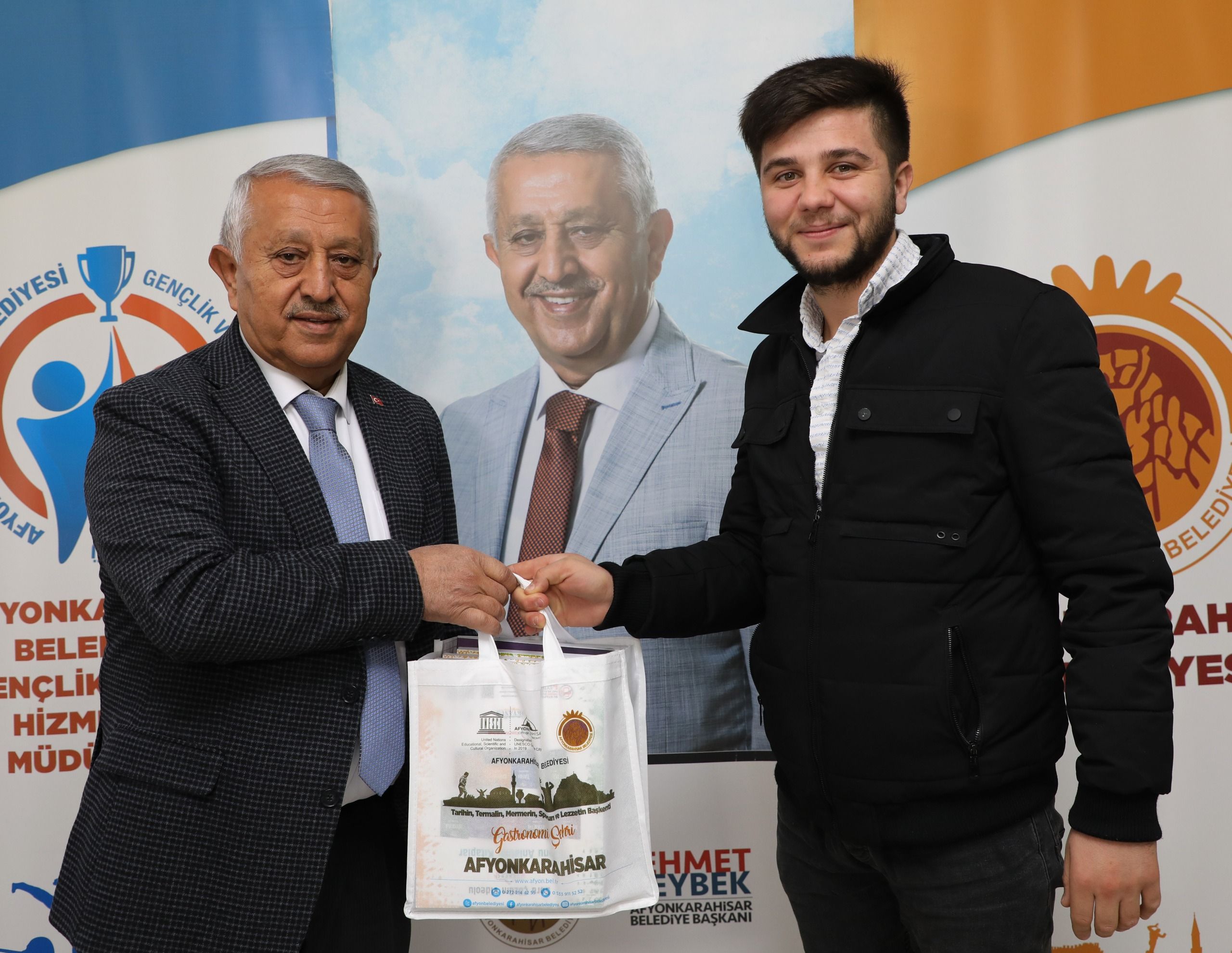 Başkan Zeybek'den öğrencilere kaynak kitap desteği