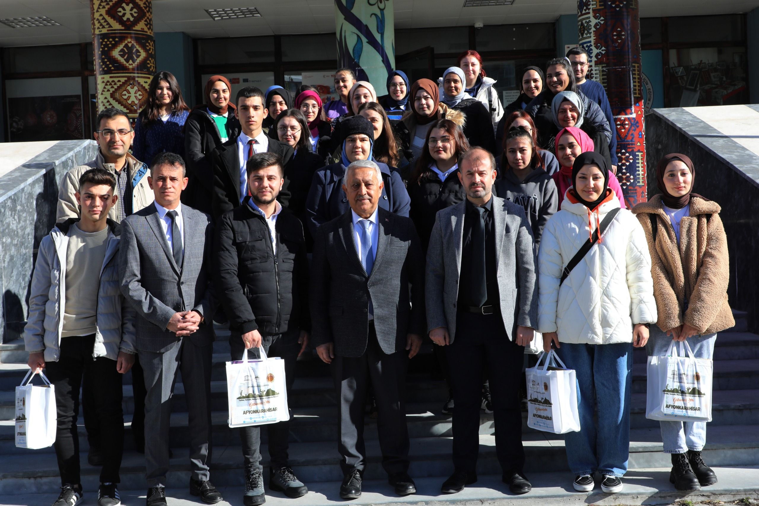 Başkan Zeybek'den öğrencilere kaynak kitap desteği