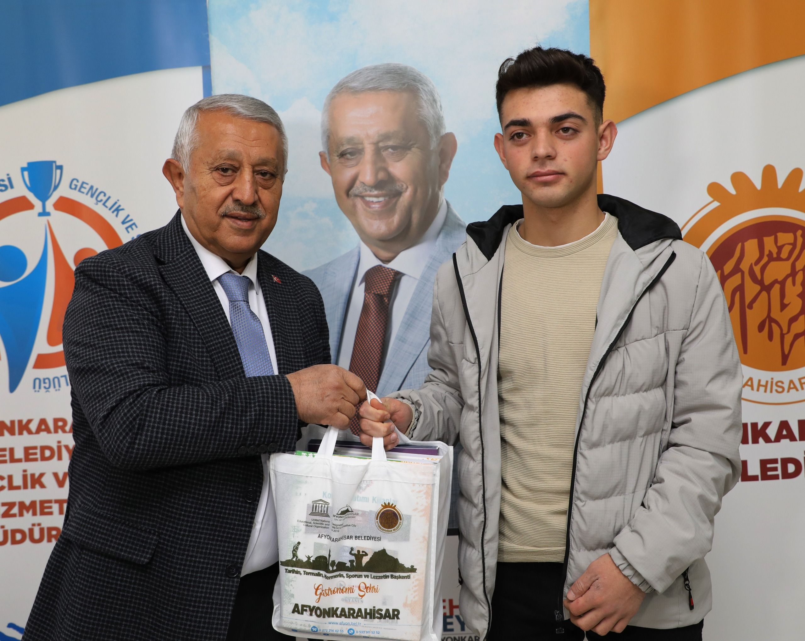 Başkan Zeybek'den öğrencilere kaynak kitap desteği