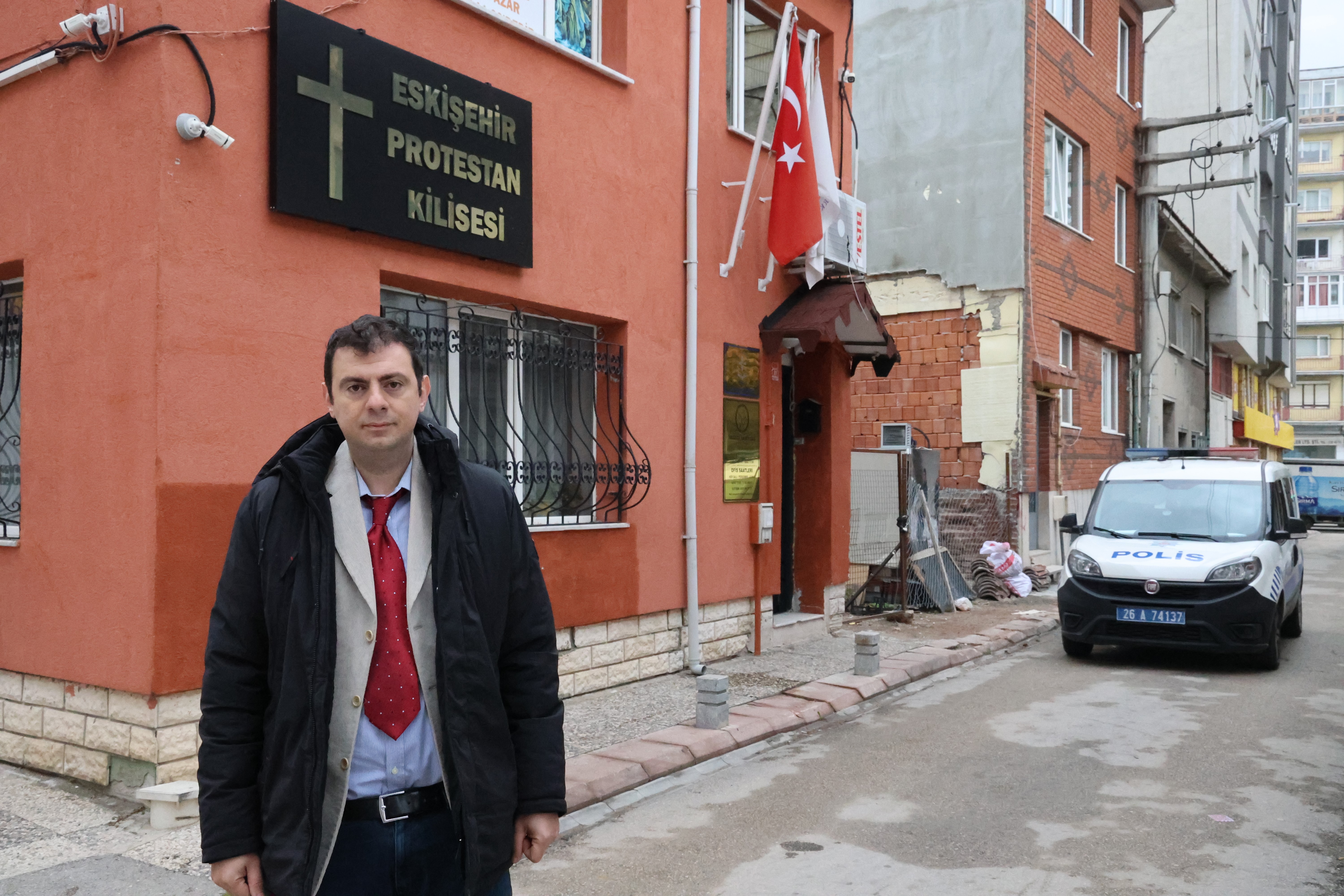 KAPIDA 24 SAAT POLİS BEKLİYOR