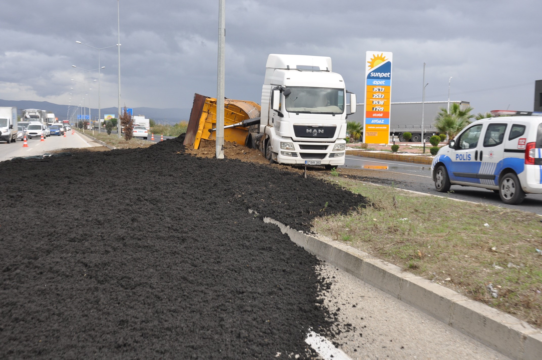 Kimyasal Atık Taşıyan Tır Devrildi: 1 Yaralı