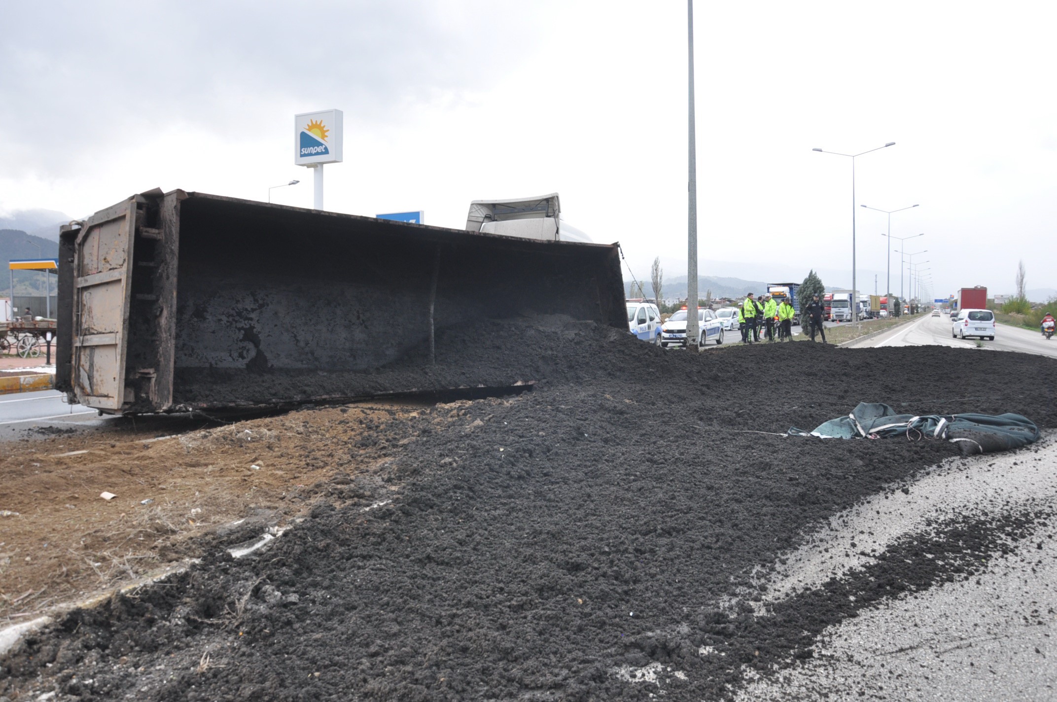 Kimyasal Atık Taşıyan Tır Devrildi: 1 Yaralı