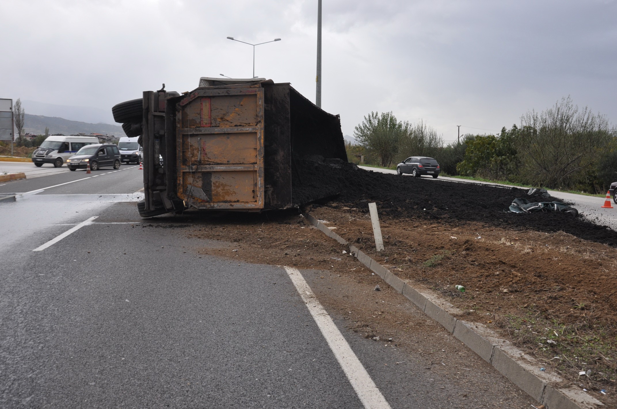 Kimyasal Atık Taşıyan Tır Devrildi: 1 Yaralı