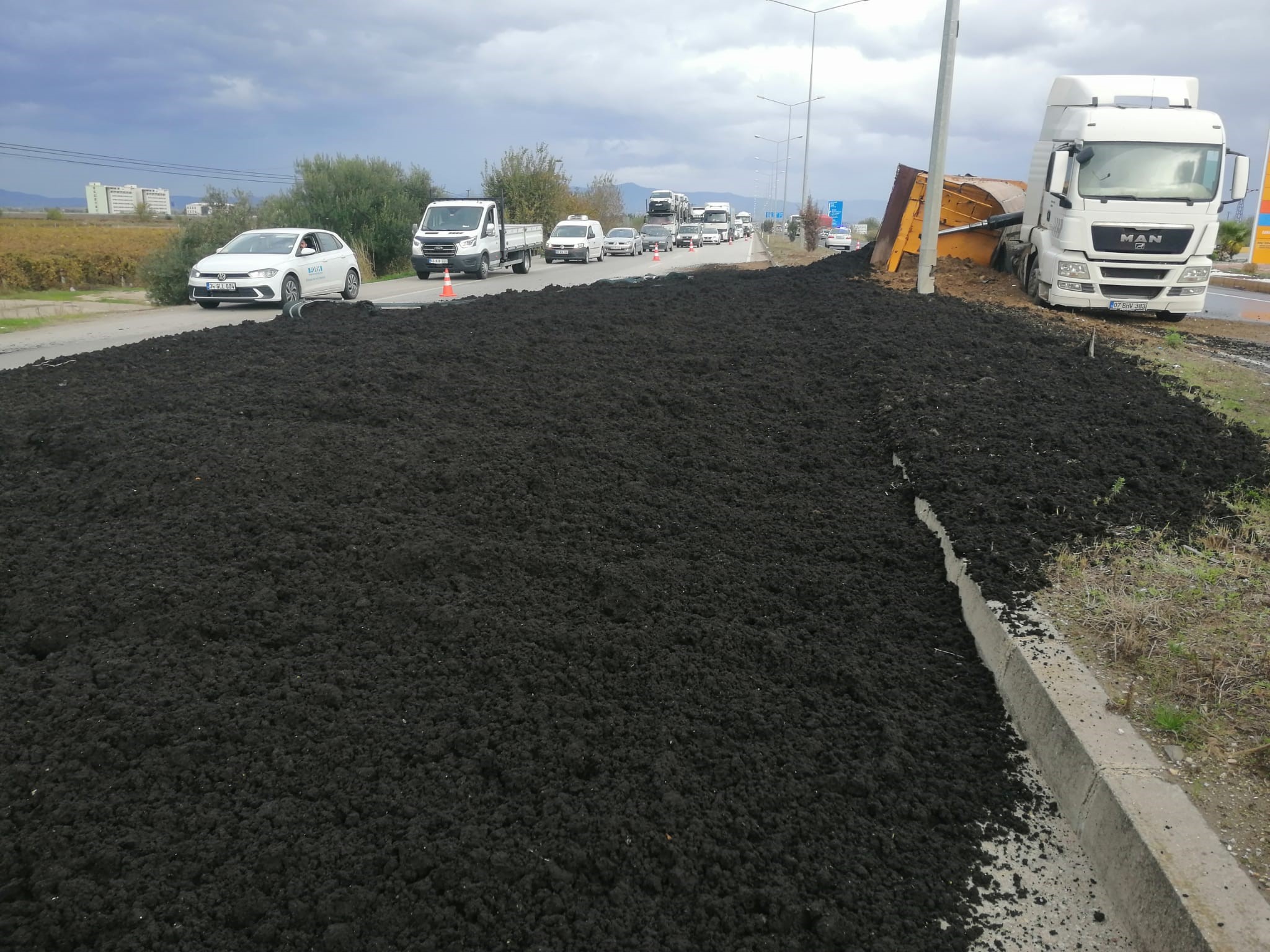 Kimyasal Atık Taşıyan Tır Devrildi: 1 Yaralı