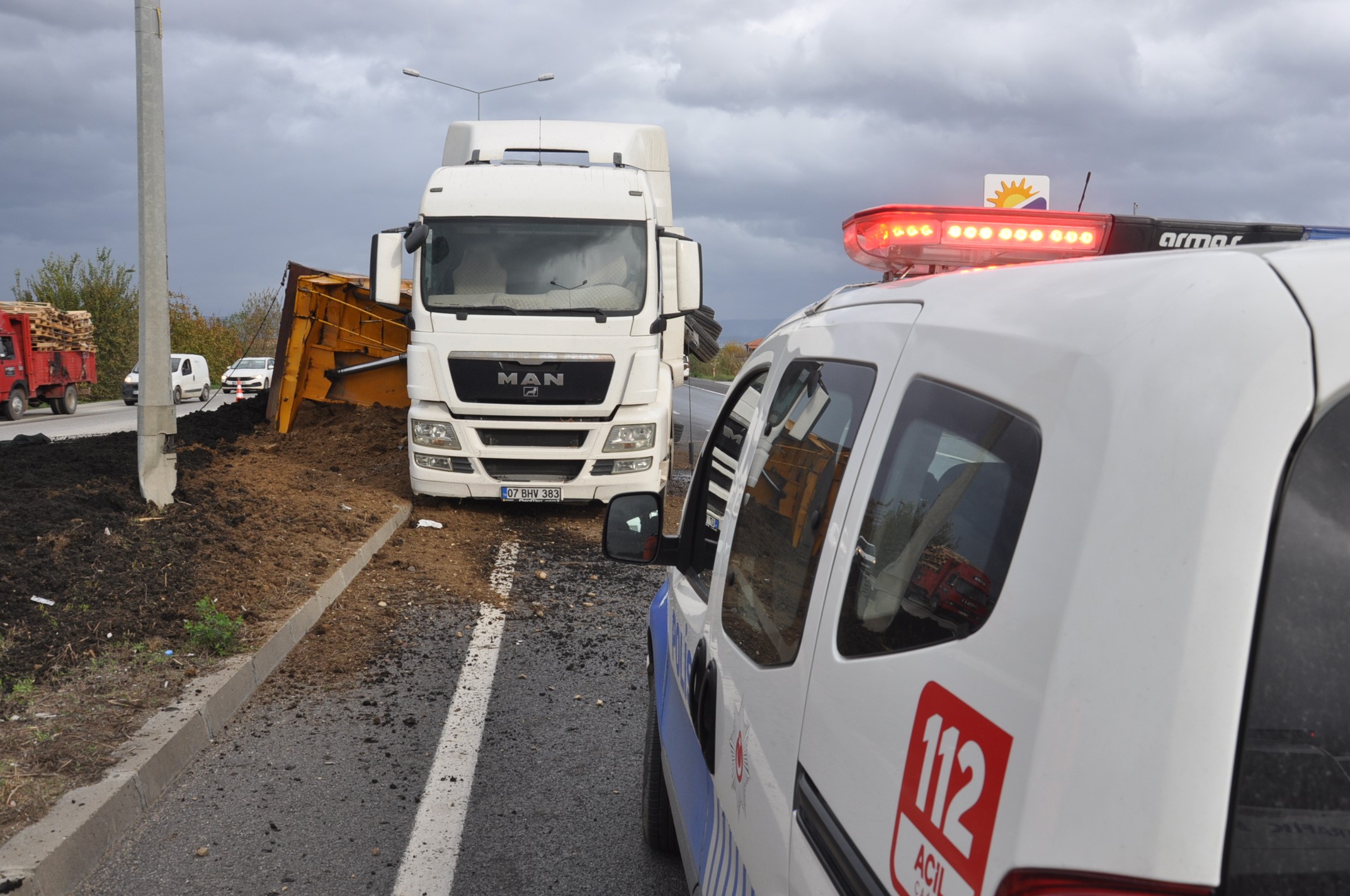 Kimyasal Atık Taşıyan Tır Devrildi: 1 Yaralı