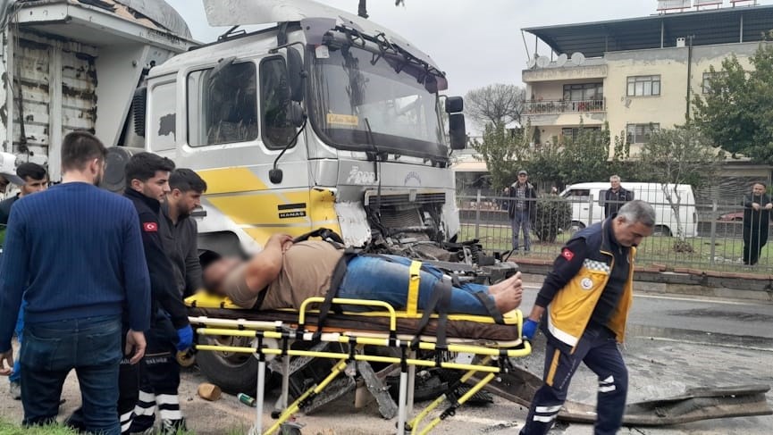 KAMYON VE TIR ÇARPIŞTI