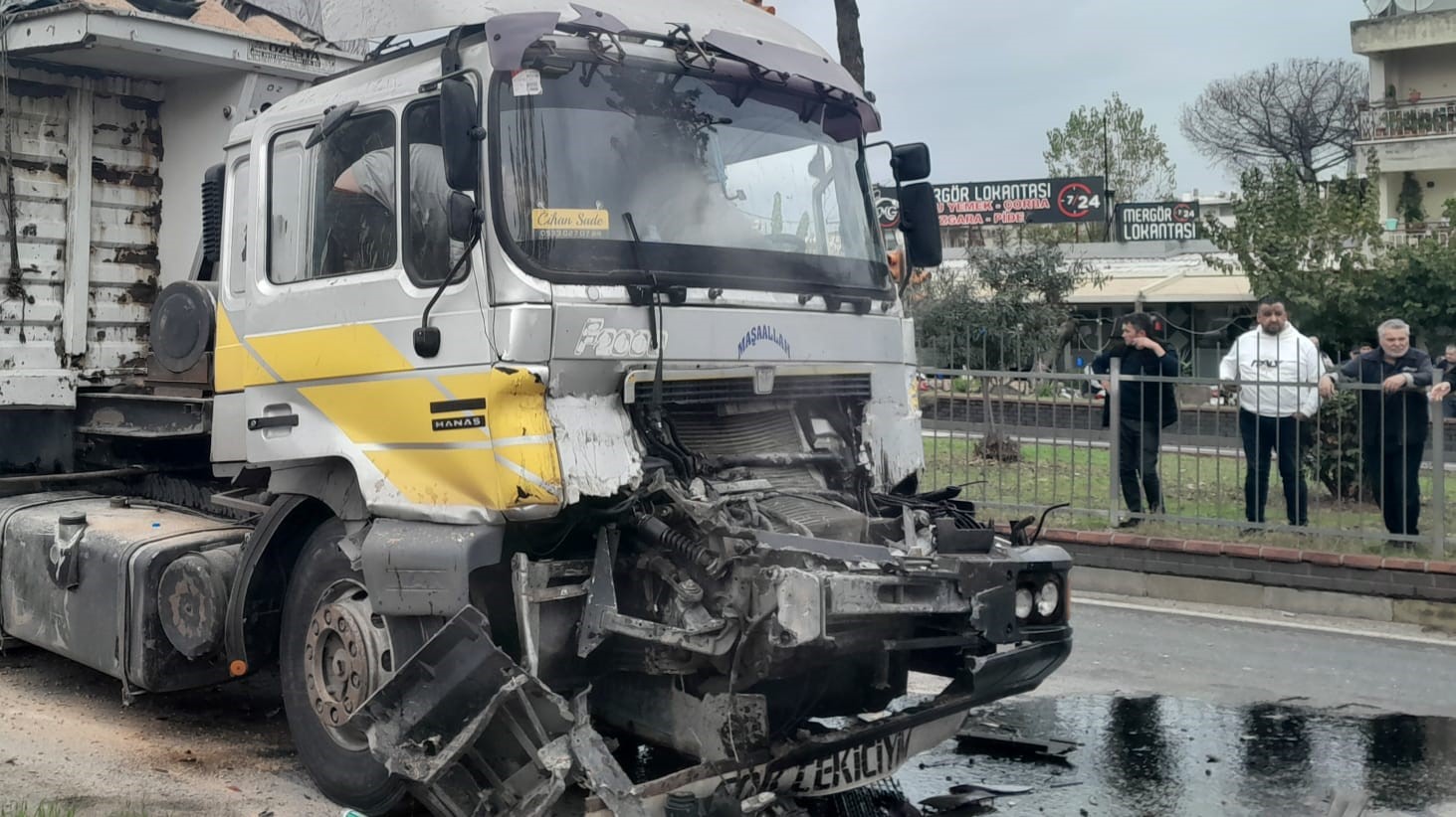 KAMYON VE TIR ÇARPIŞTI