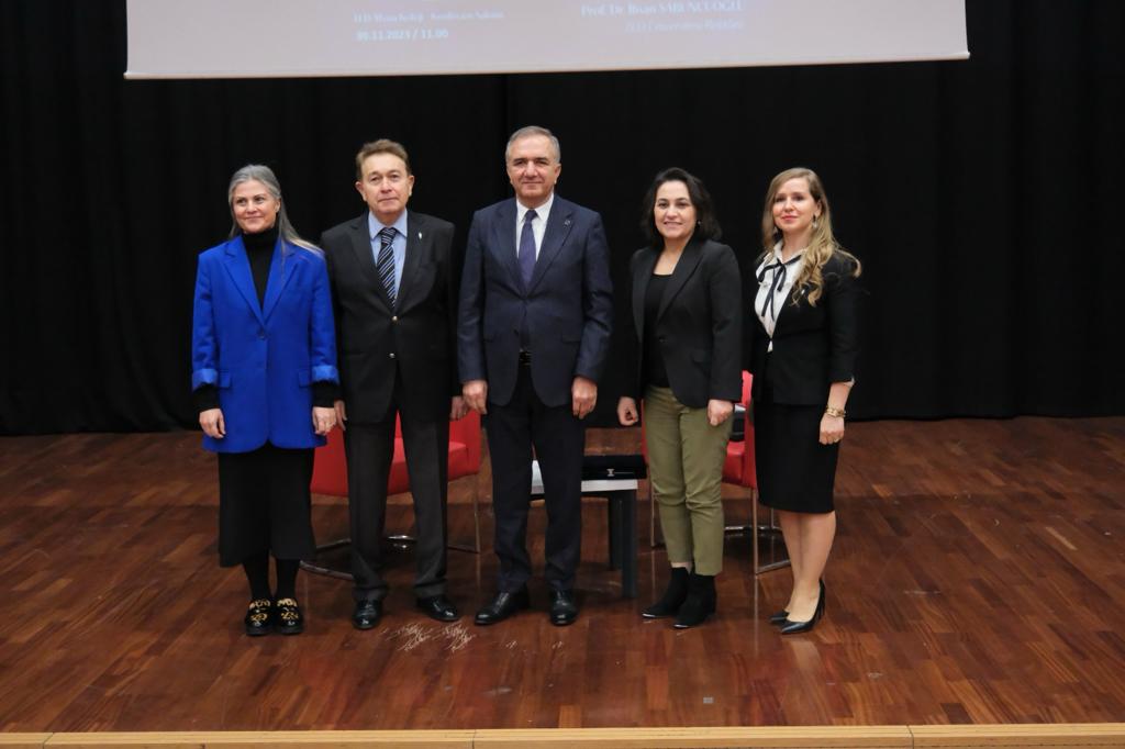 Rektör Sabuncuoğlu ,"Değişim ve Teknoloji Etkisi: Her Şey Değişiyor"