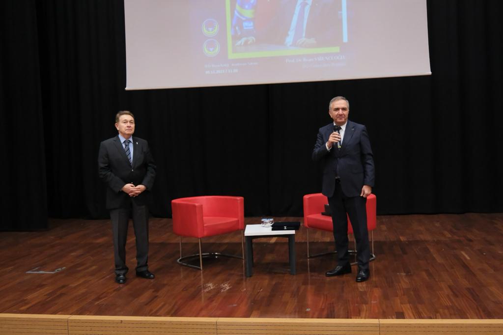 Rektör Sabuncuoğlu ,"Değişim ve Teknoloji Etkisi: Her Şey Değişiyor"