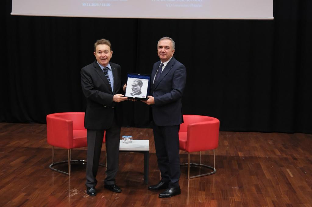 Rektör Sabuncuoğlu ,"Değişim ve Teknoloji Etkisi: Her Şey Değişiyor"