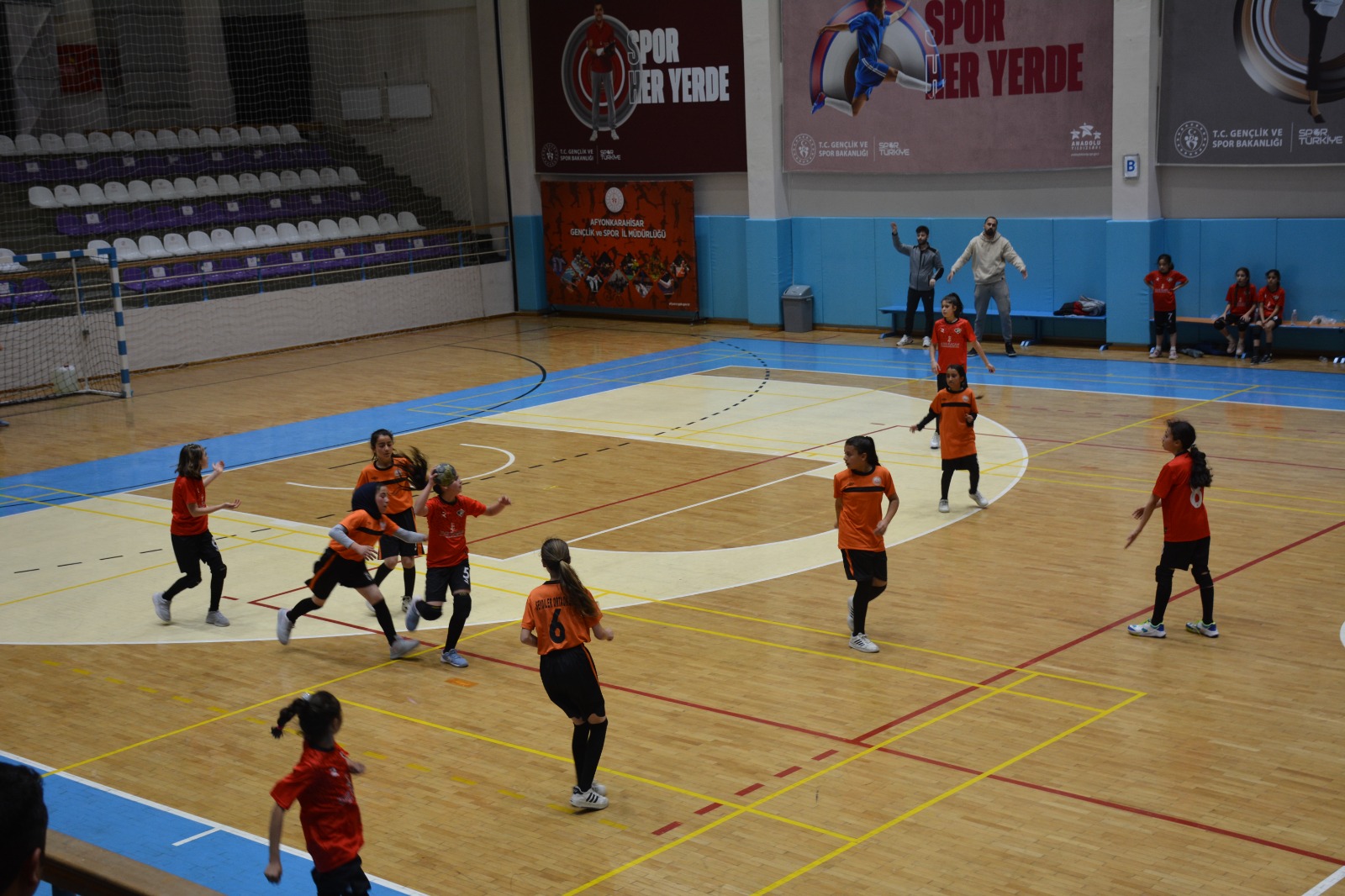 HENTBOL ŞAMPİYONU IŞIKLAR ORTAOKULU OLDU