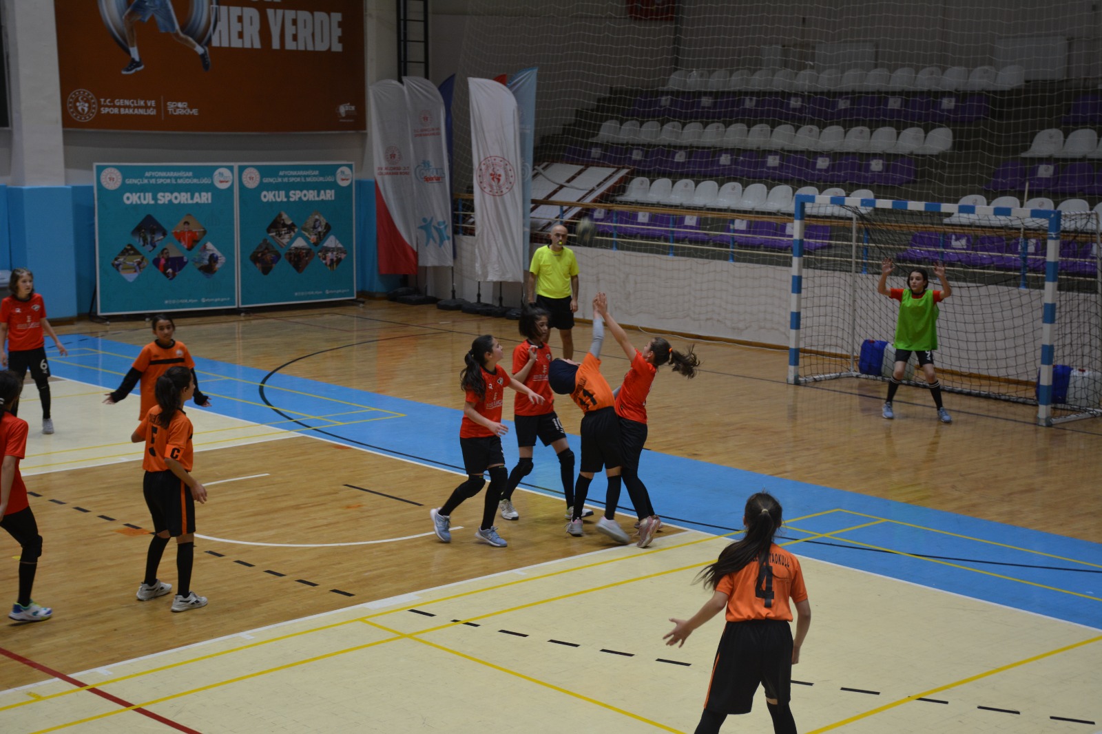 HENTBOL ŞAMPİYONU IŞIKLAR ORTAOKULU OLDU