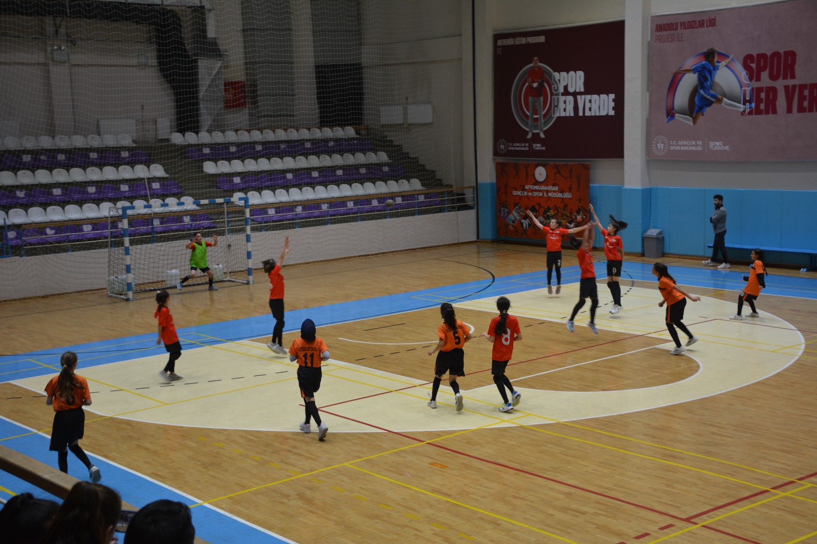 HENTBOL ŞAMPİYONU IŞIKLAR ORTAOKULU OLDU