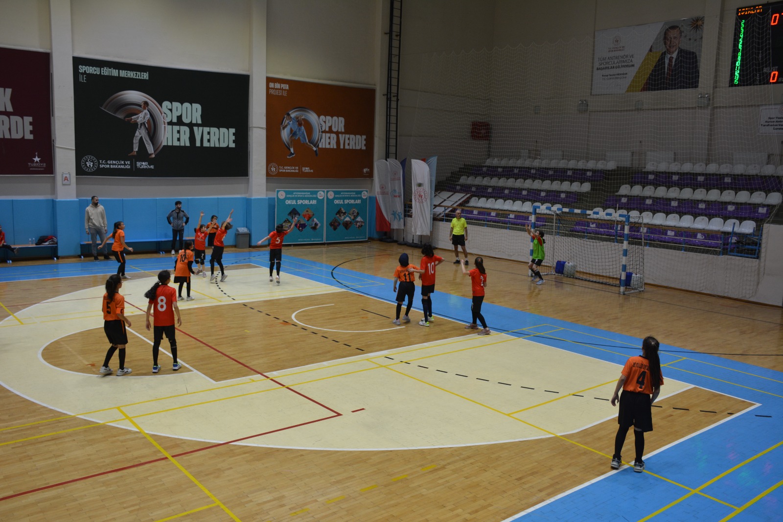 HENTBOL ŞAMPİYONU IŞIKLAR ORTAOKULU OLDU
